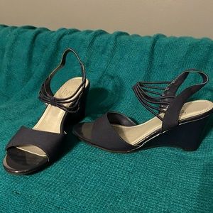 Size 6.5 impo brand open toed wedge heels. Good condition. Navy.